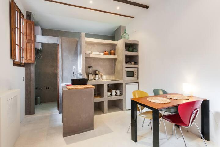 Casita Artista En Bello Edificio Barrio Ruzafa Valencia Exterior photo
